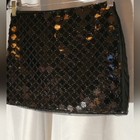 * NWT H & M sequenced black stretchy skirt - Picture 3 of 5